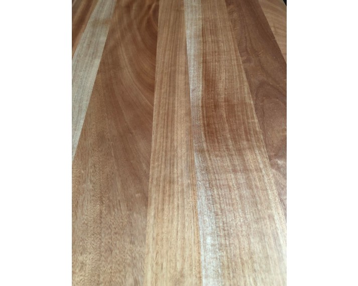 Blat drewniany Solid 83x203,2x4,4 cm, Okoume, powierzchnia pokryta lakierem bezbarwnym , o szer. 83 cm, dł. 203,2 cm i gr. 4,4 cm.