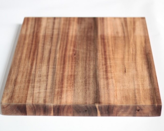Mały blat drewniany Solid 50x50x3,8 cm, Termo-akacja, olejowany olejem przezroczystym, o szer. 50 cm, dł. 50 cm i gr. 3,8 cm.