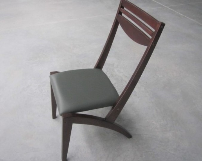 Krzesło z drewna Akacji azjatyckiej