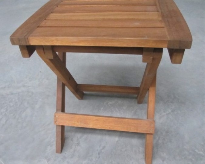 Stolik składany olejowany z drewna akacji azjatyckiej