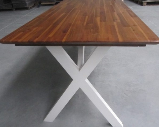 Stół z litego drewna akacji azjatyckiej 1880 x 880 x 750, DTLX nogi białe litery X, lakierowany kolorem jasny orzech